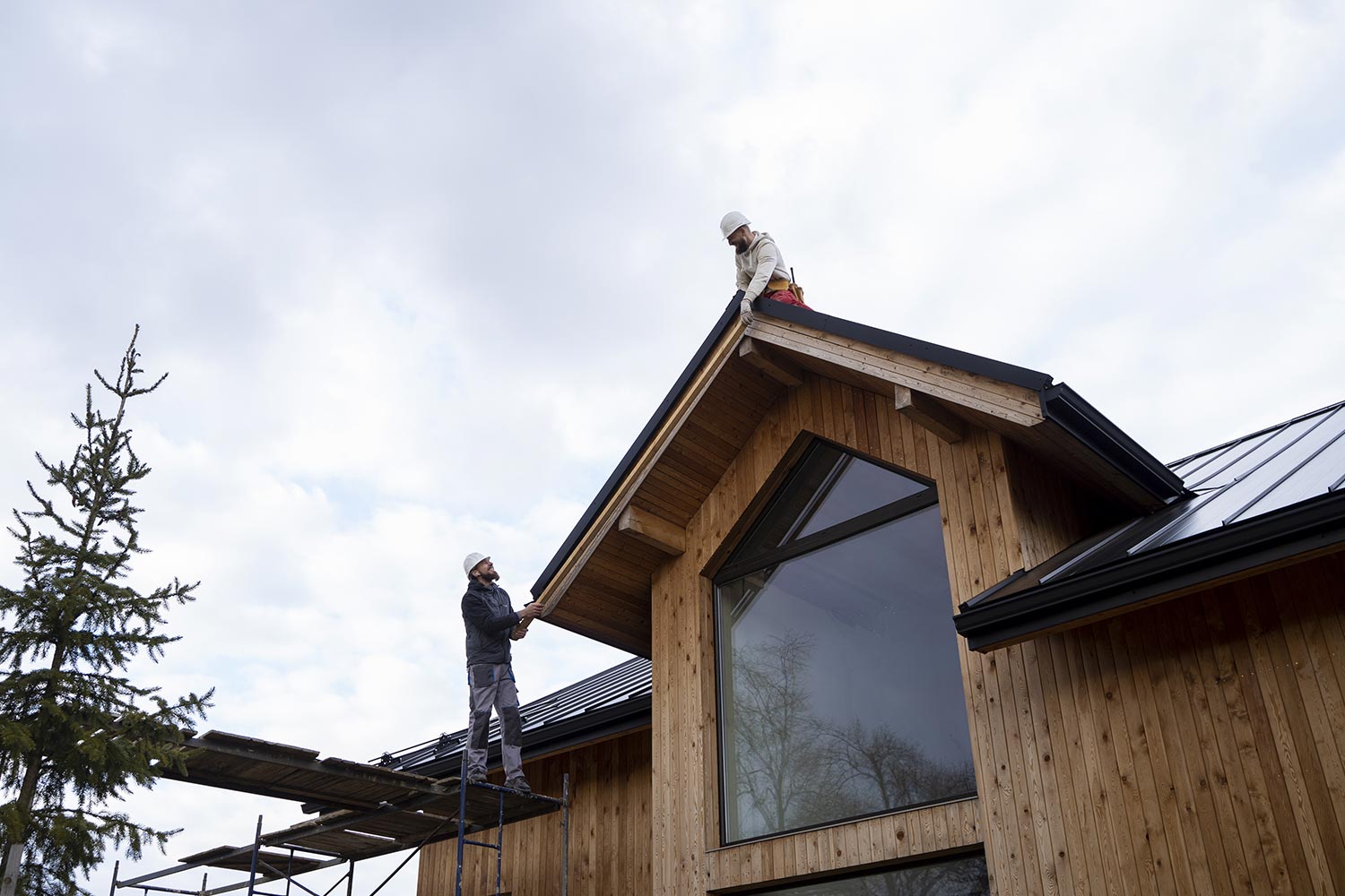 Quando parliamo di case di legno sono importanti due fattori: la tecnica e i materiali di costruzione e la successiva manutenzione.